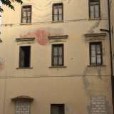 Distinguiamo tre padiglioni, di cui uno visibilmente decadente, con finestre fatiscenti e gli accessi murati